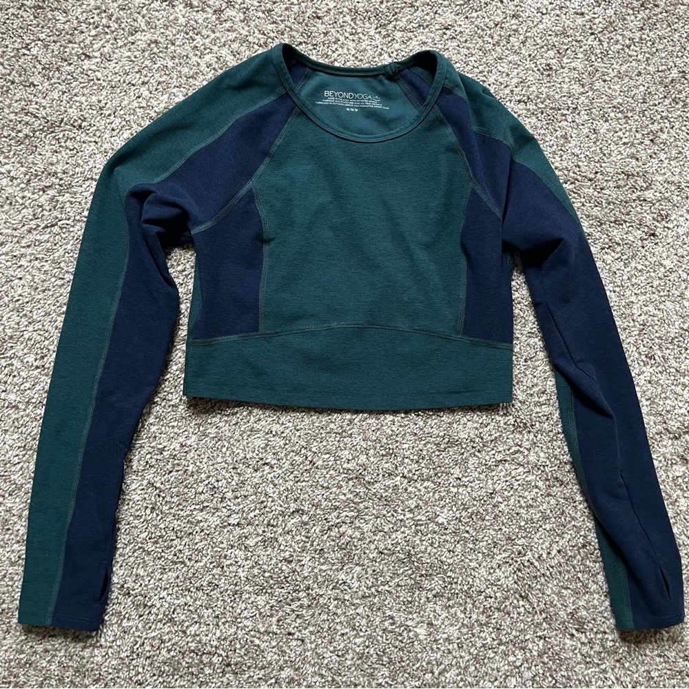 Beyond Yoga Green and Navy Colorblock Cropped Pullover Size Medium
